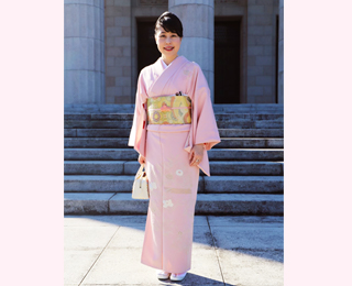 通常国会開会式に和服で登院。
