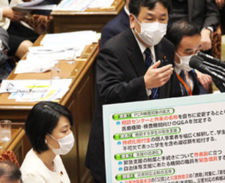 予算委員会で枝野代表の質問に同席。