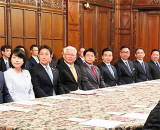 議院運営委員会で国会見学用パンフ撮影。