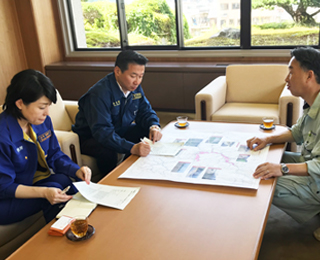福山議員と西日本豪雨で被害のあった福知山市、舞鶴市、綾部市を視察。